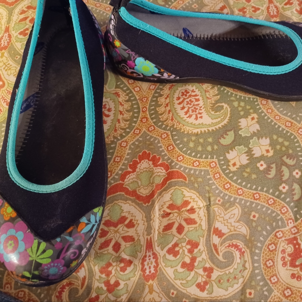 The Original Muck Boot Company 38 7 black floral flats shoes